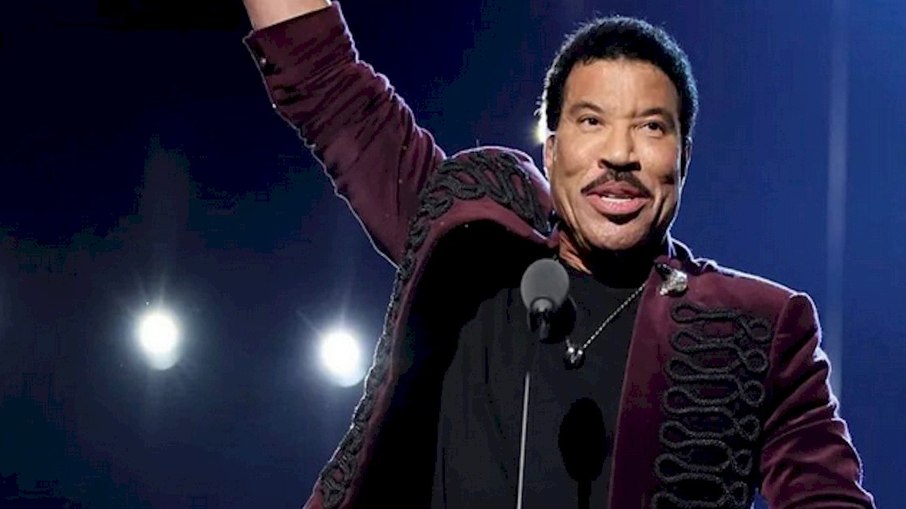Lionel Richie é internado na UTI após passar mal durante show nos Estados Unidos