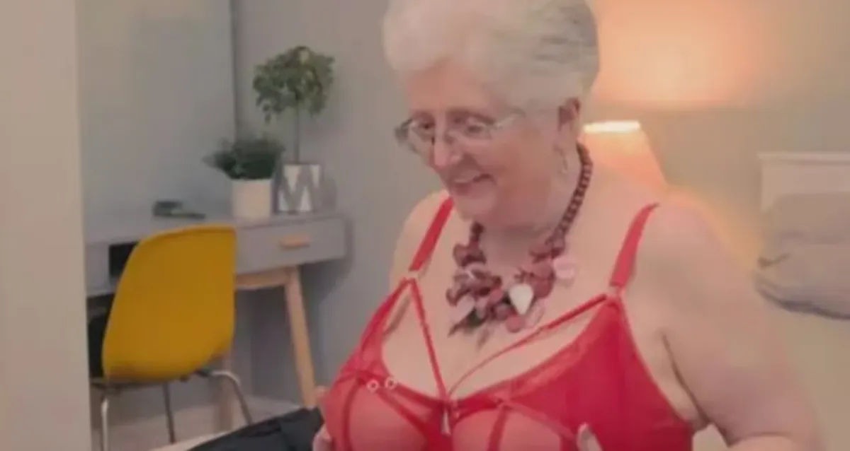 Aos 73 anos, ex-celibatária vira acompanhante e responde a críticas sobre clientes mais jovens