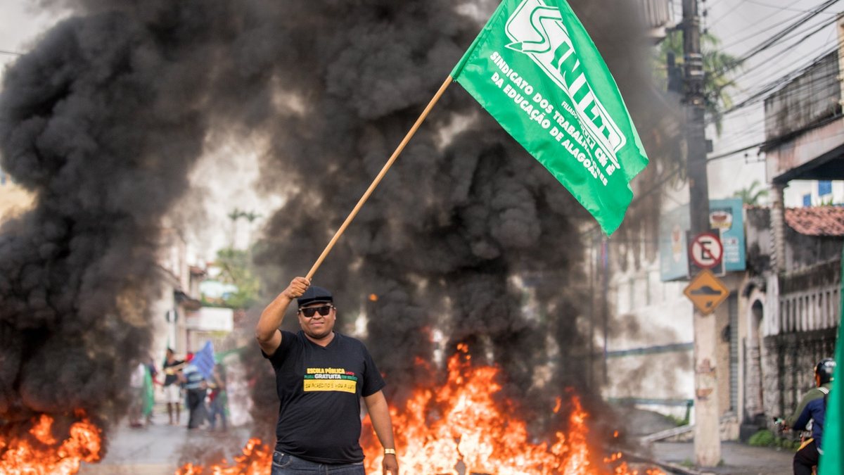 Fotógrafo reúne 90 imagens de atos e manifestações em exposição itinerante
