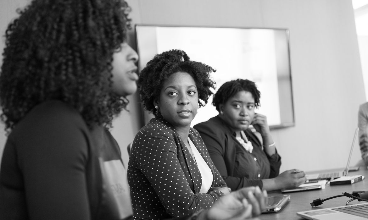 Desemprego entre mulheres negras jovens atinge 24,7%, revela estudo