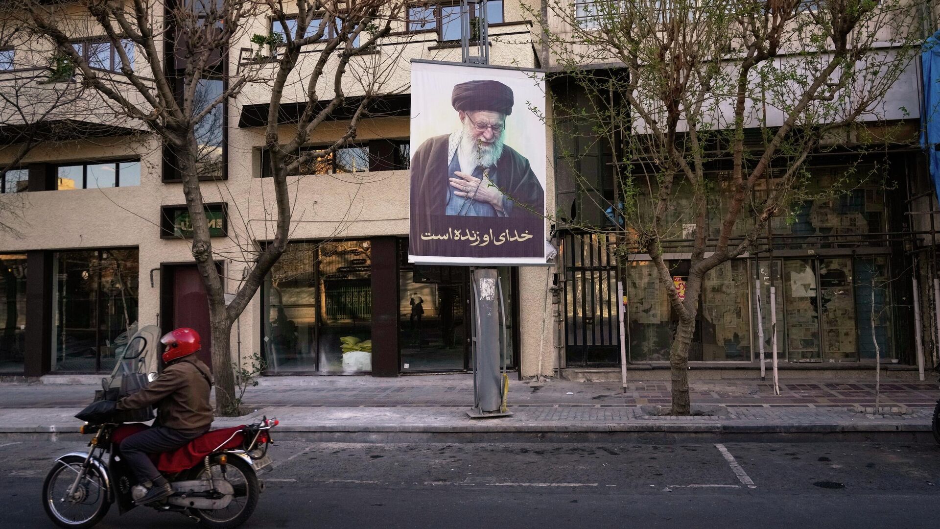 Morte de Khamenei fortalece governo iraniano e une população contra EUA