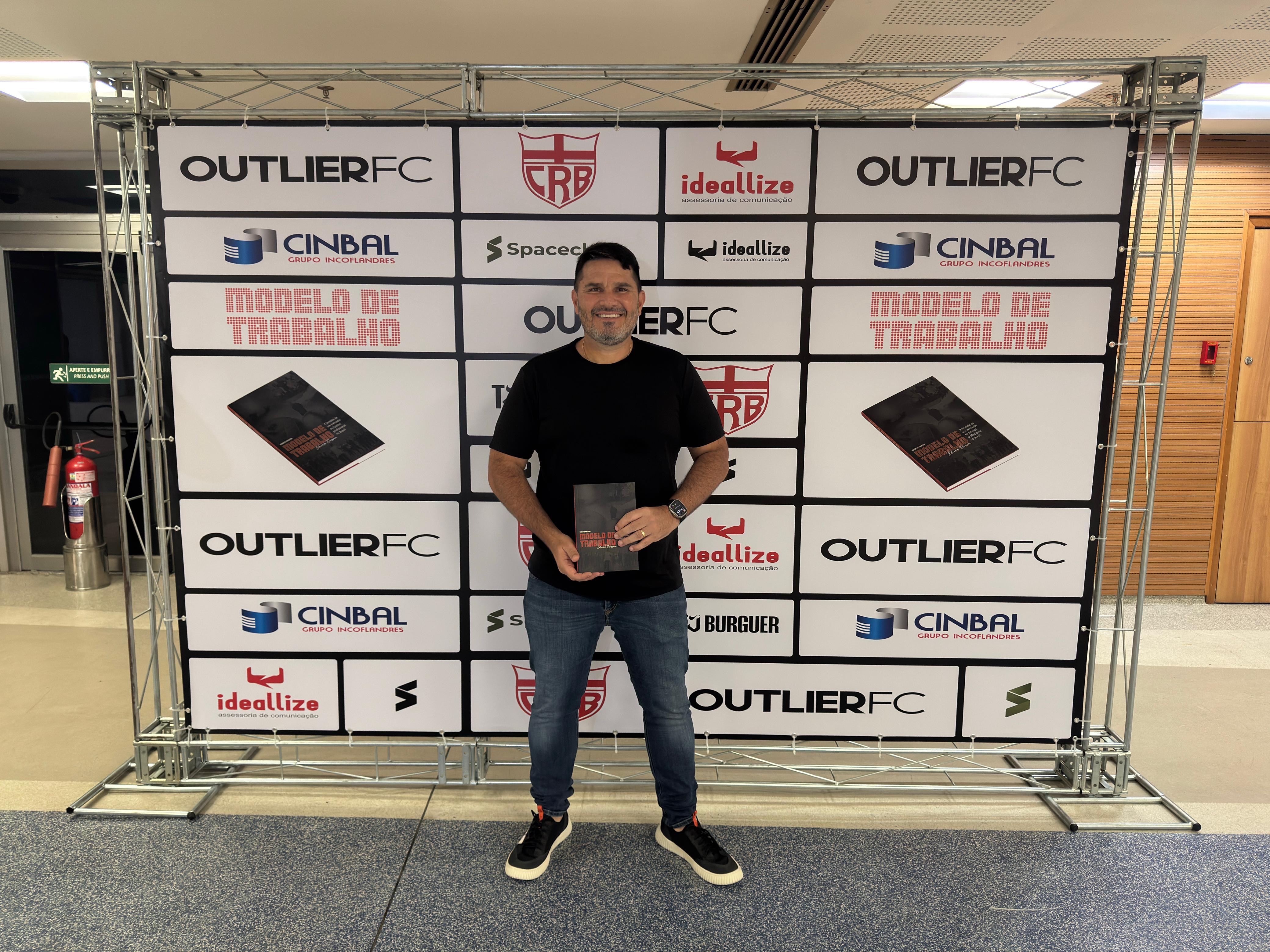 Técnico do CRB, Eduardo Barroca inicia temporada 2026 com lançamento de livro em Maceió