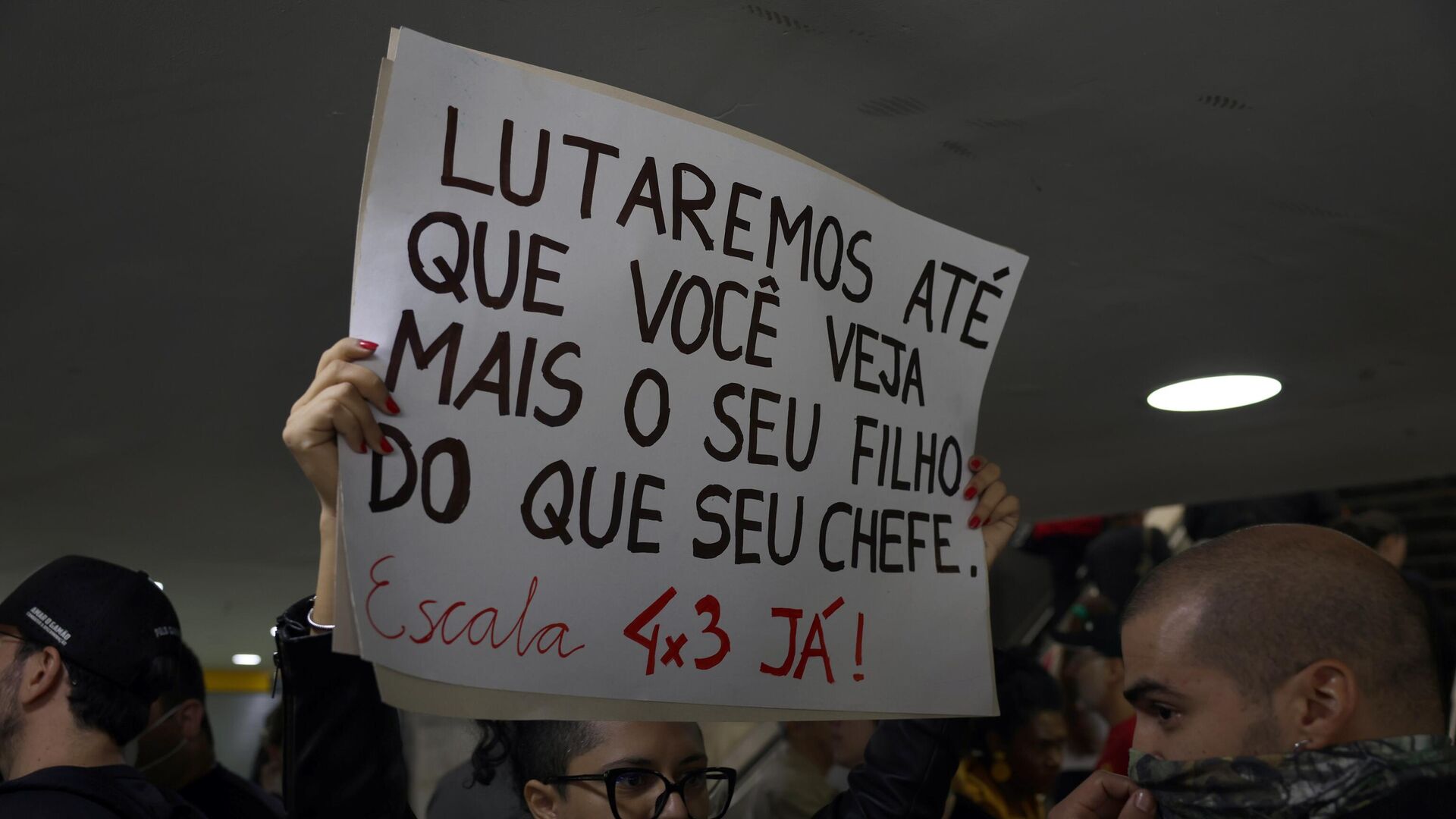 Pedido de vista adia votação sobre fim da escala 6x1 na Câmara