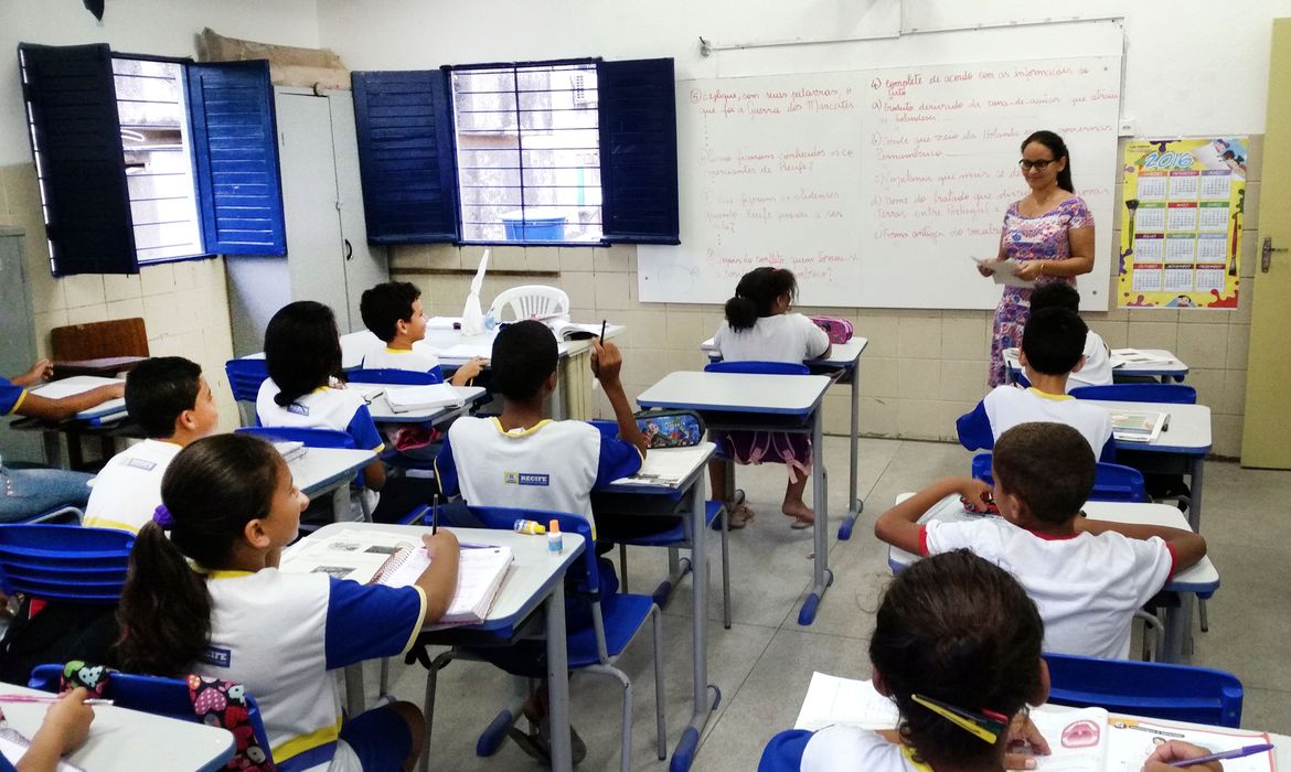 Escolas passam a incluir prevenção à violência contra a mulher nos currículos