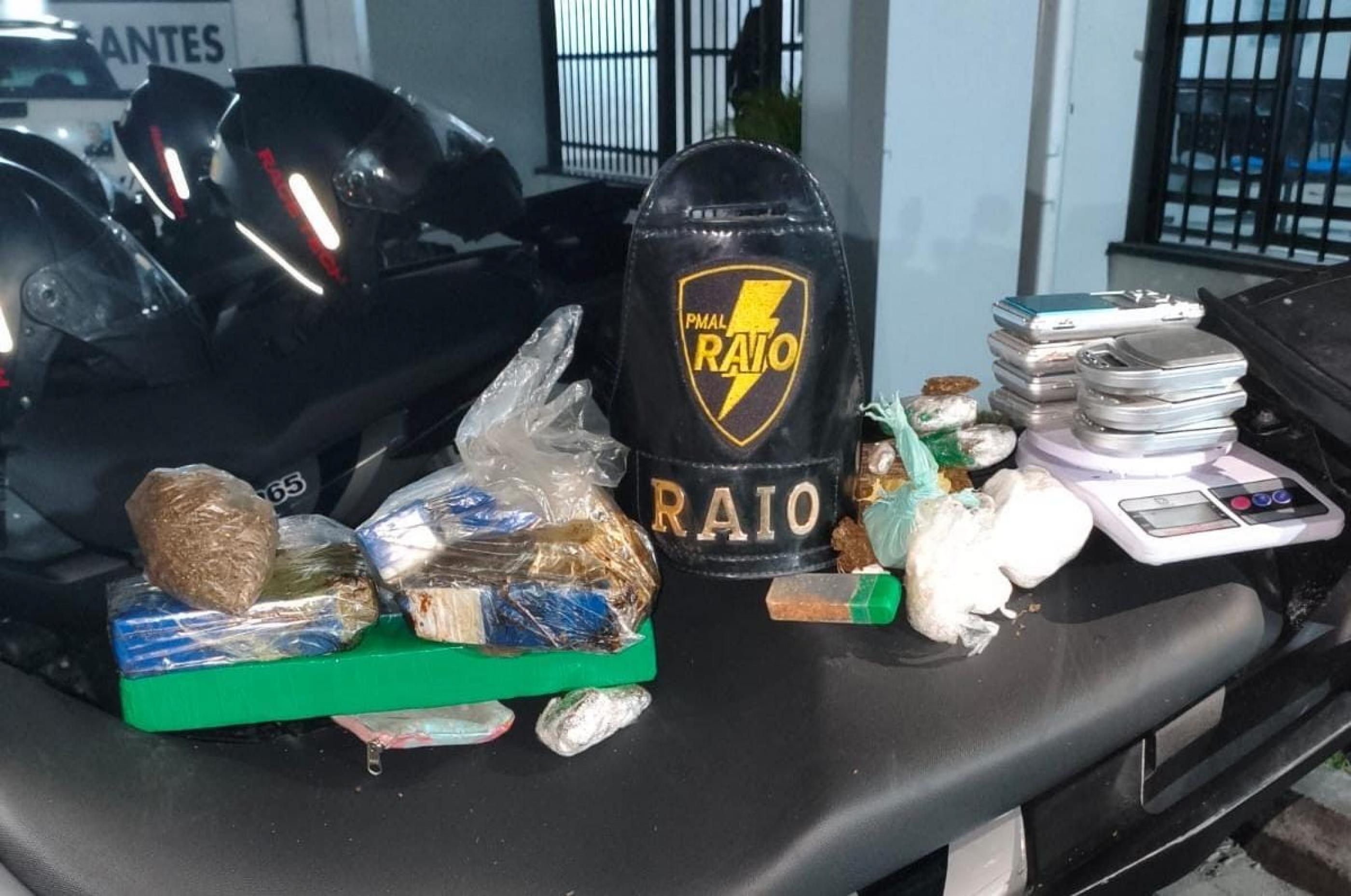PM prende homem com dois quilos de drogas e oito balanças de precisão em Maceió