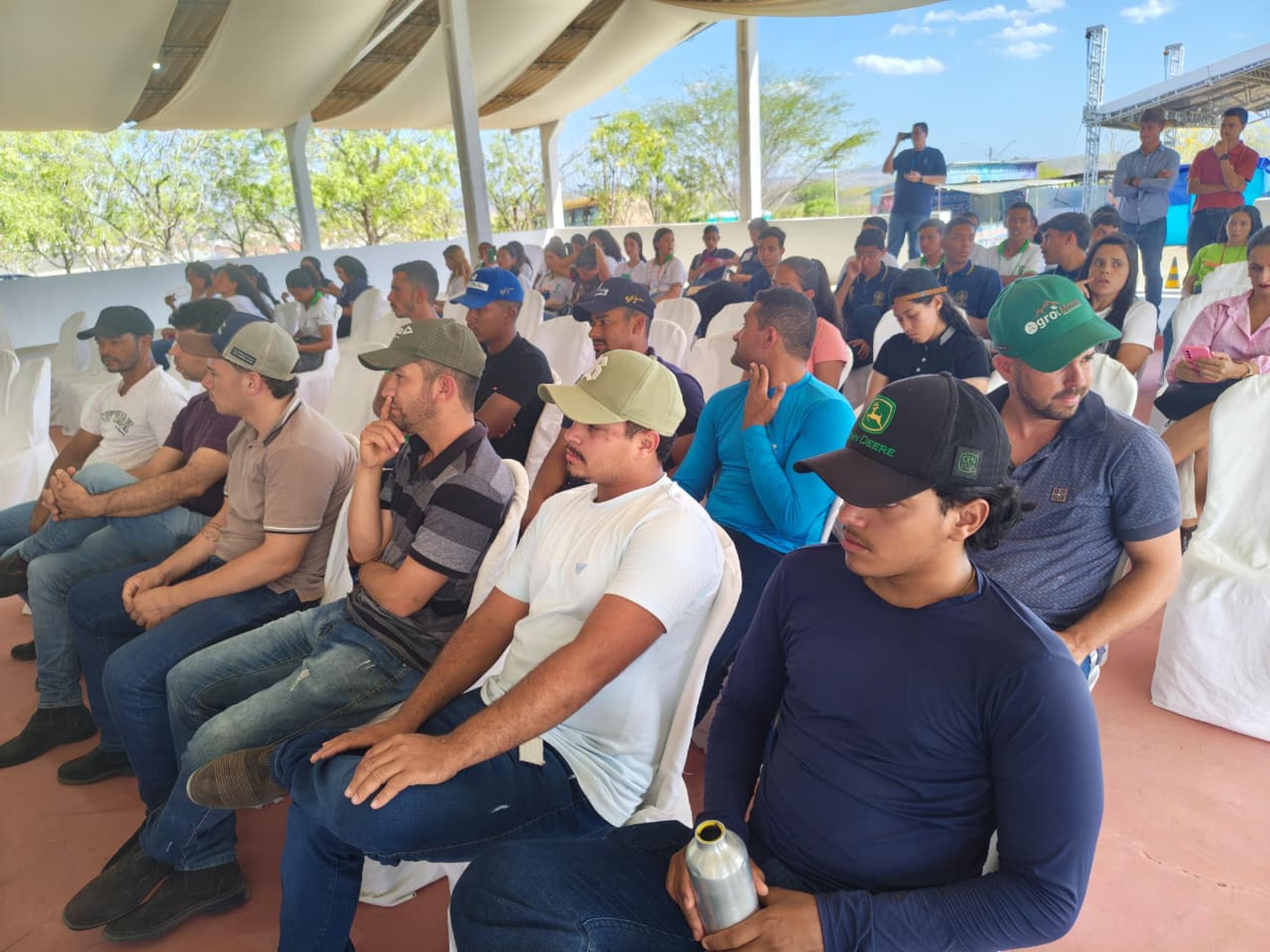 Equipe técnica da Adeal orienta criadores sobre brucelose na Expo Bacia Leiteira
