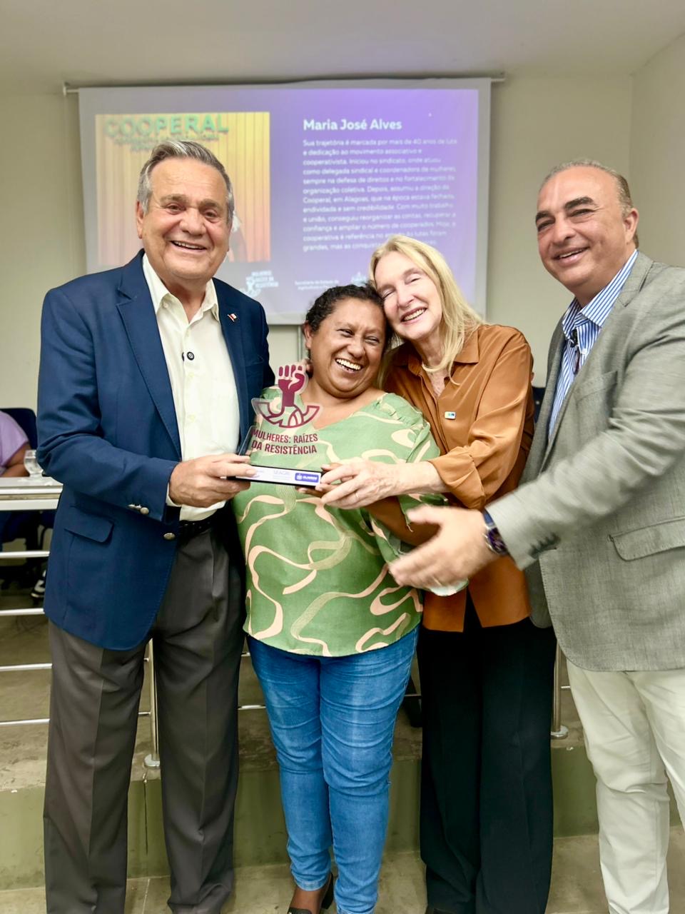Liderança da Unicafes-AL, Maria José Alves é homenageada em evento da Seagri