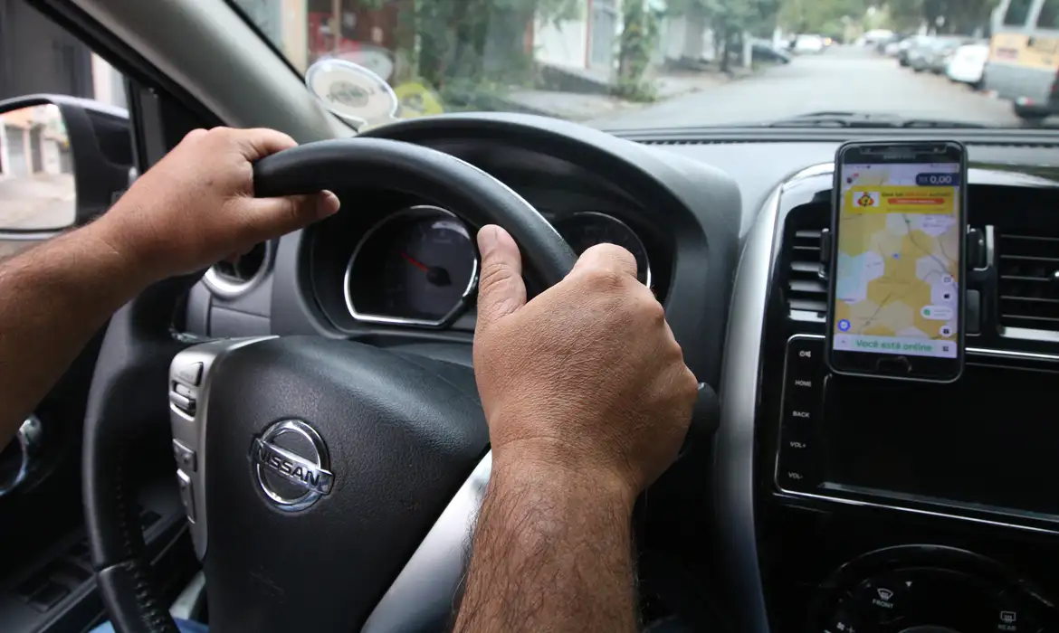 Estudo aponta maior risco de endividamento entre motoristas de aplicativo