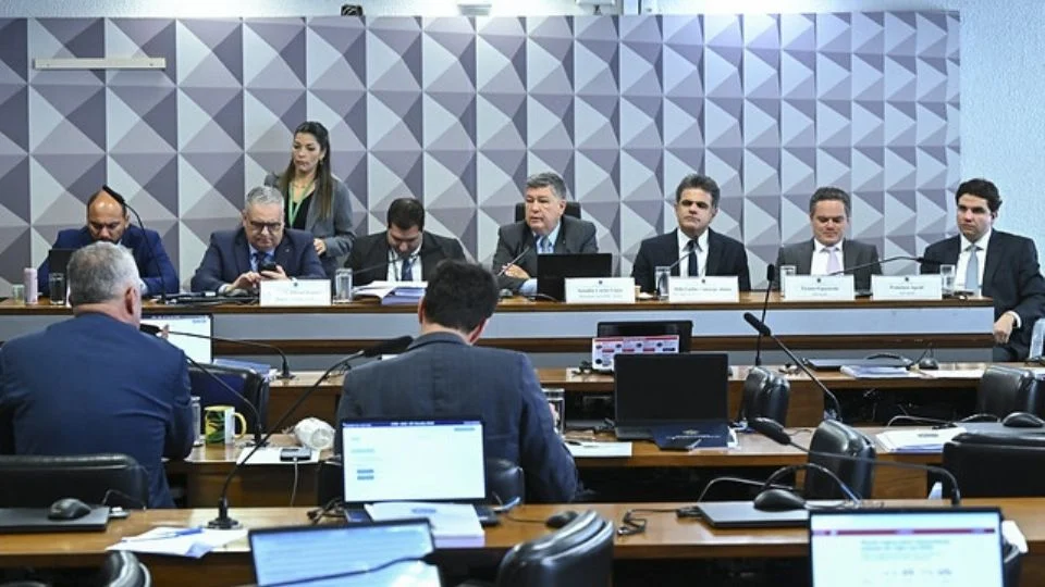 Relator da CPMI é acusado de alertar foragido durante sessão no Congresso
