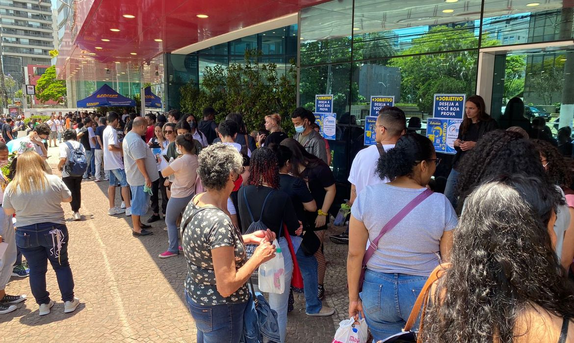 Prouni abre inscrições para bolsas do segundo semestre nesta terça-feira