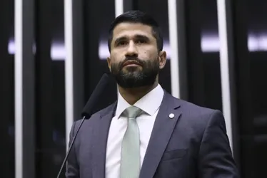 Fábio Costa cobra Rodrigo Cunha em denúncia contra secretária de Saúde