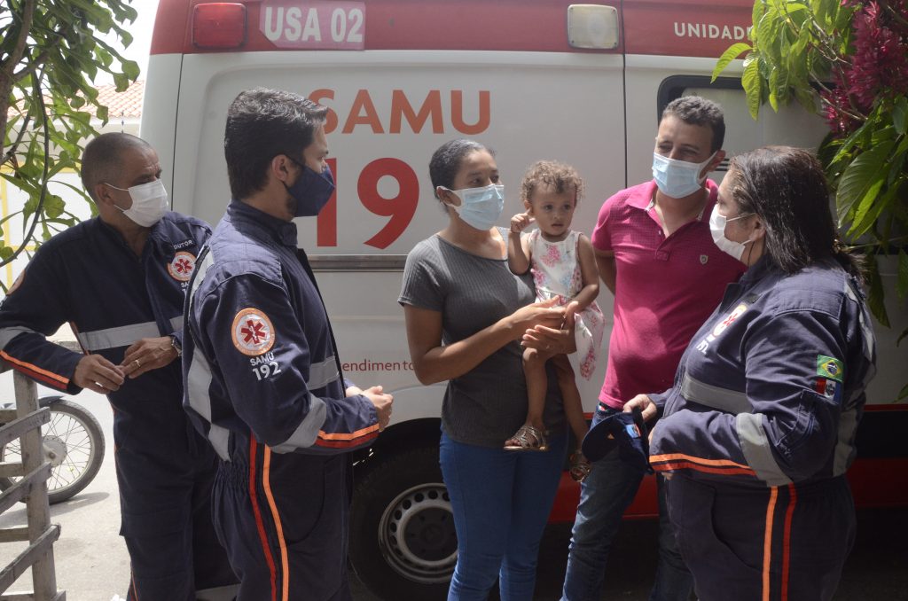 Família de criança vítima de engasgo reencontra socorristas do Samu em Arapiraca