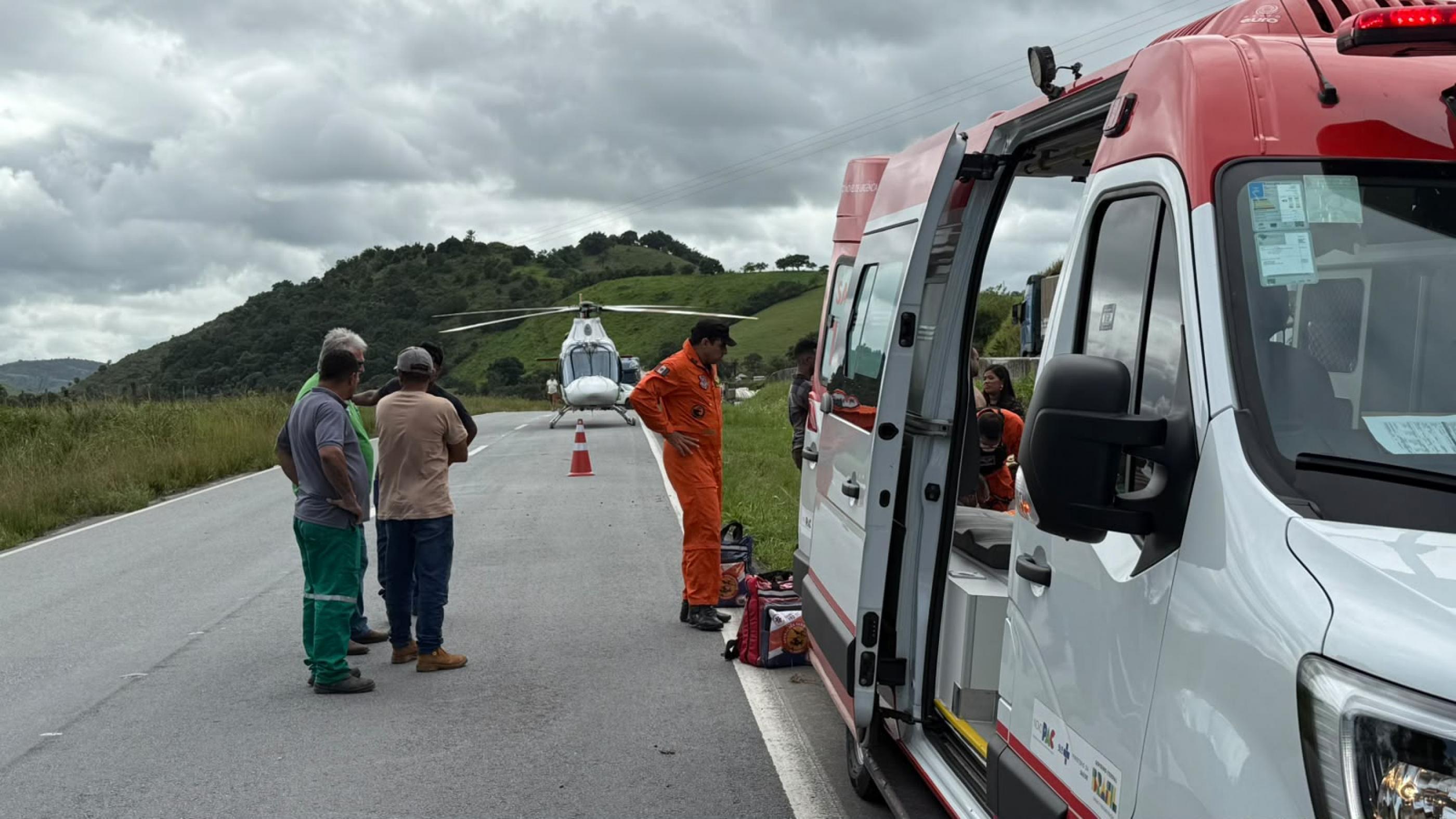 DEA resgata vítimas de capotamento na BR-101, em Joaquim Gomes