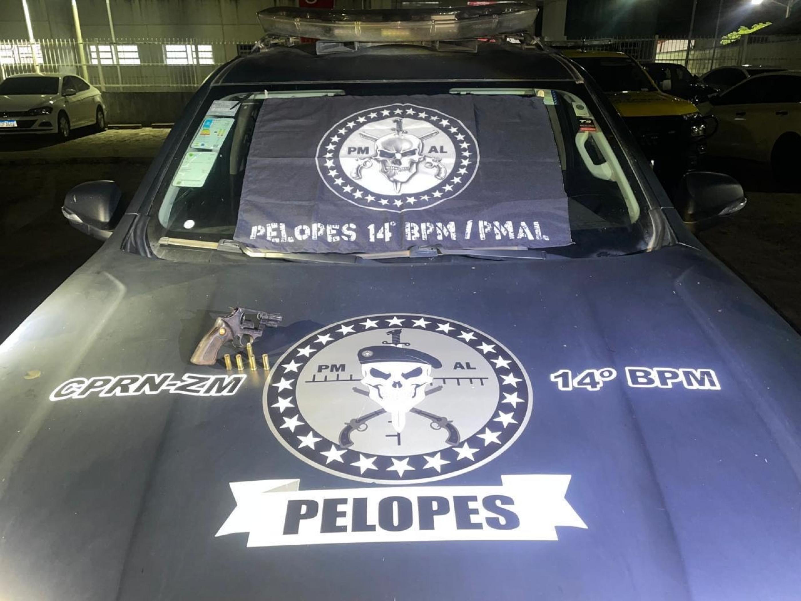 PM flagra porte ilegal de arma e recupera moto roubada em Maceió e Jacuípe