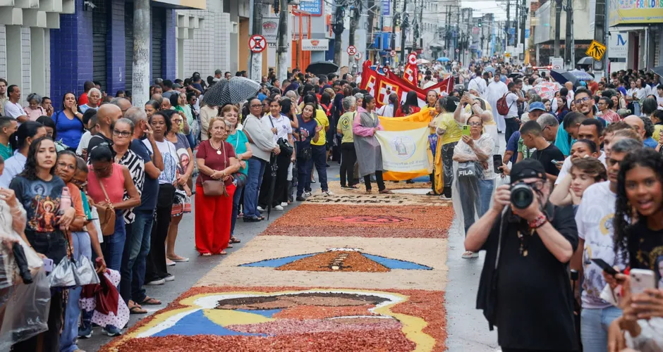 Corpus Christi reúne fiéis em Maceió com missa, procissão e tapetes