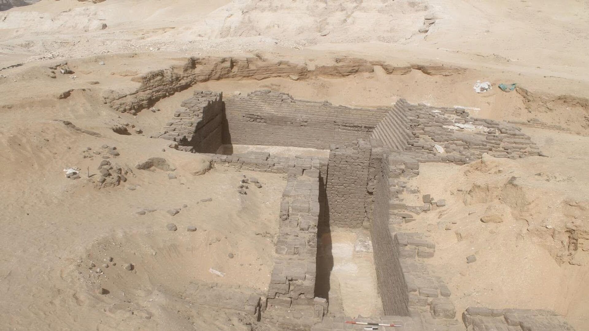 Necrópole egípcia revela túmulos raros que antecedem a arquitetura das pirâmides