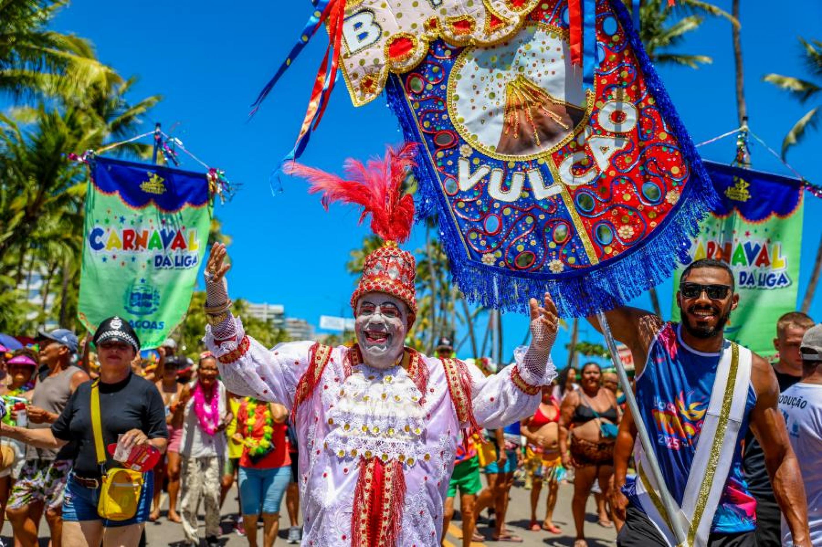 Prévias carnavalescas mantêm Maceió em clima de festa neste fim de semana