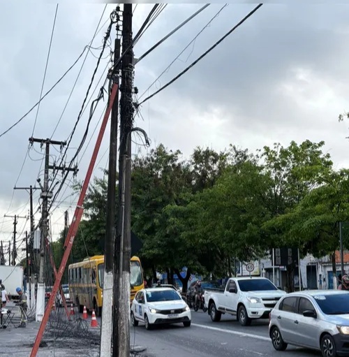 Curto em fiação causa incêndio e assusta motoristas em Maceió