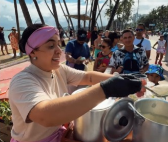 “Não imaginei que faria tanto sucesso”: paulista vira fenômeno vendendo bolo na orla de Maceió