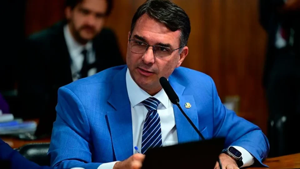 Grupo de Flávio Bolsonaro atua para travar PEC do 6x1 no Senado