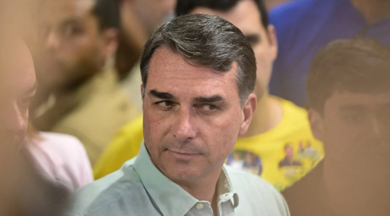 Empresa de Flávio Bolsonaro faturou R$ 14 milhões durante o mandato