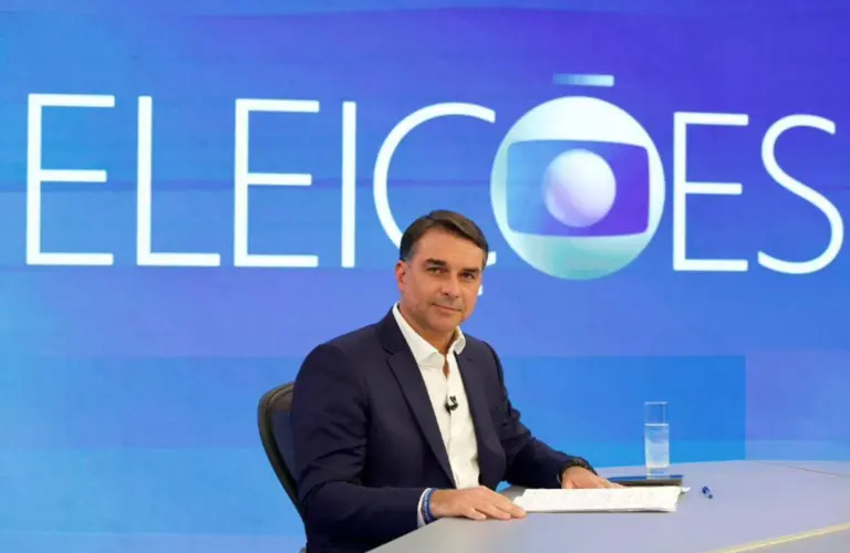 Flávio Bolsonaro tem almoço com cúpula da Globo antes de sabatina do JN