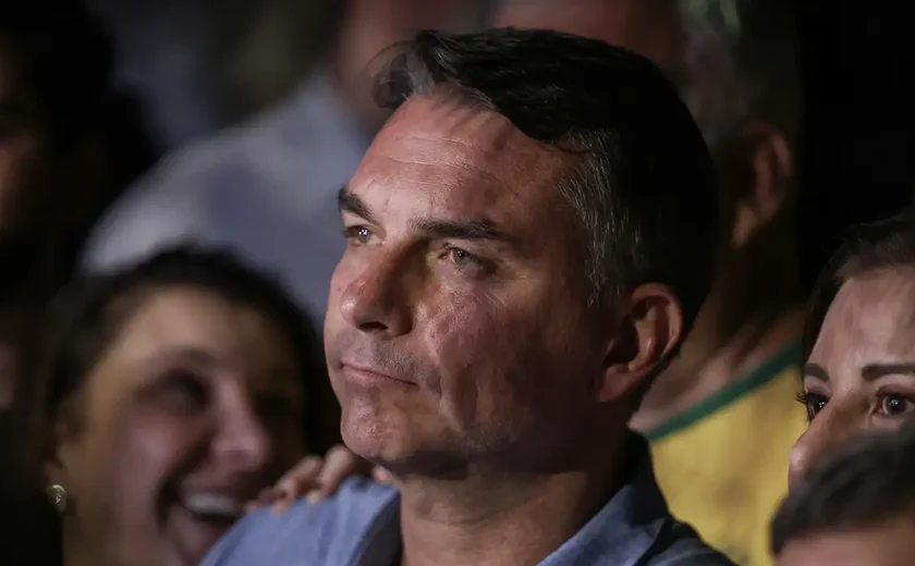 Em sabatina, Flávio Bolsonaro fala sobre Vorcaro e faz acusações sem provas