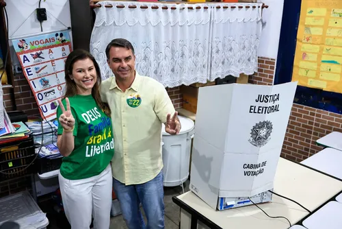 Flávio busca apoio do Centrão e aliados para ampliar votos no 2º turno