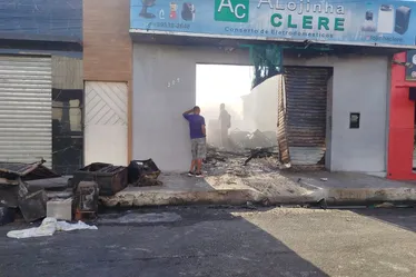 Incêndio destrói loja de eletrodomésticos na madrugada em Arapiraca