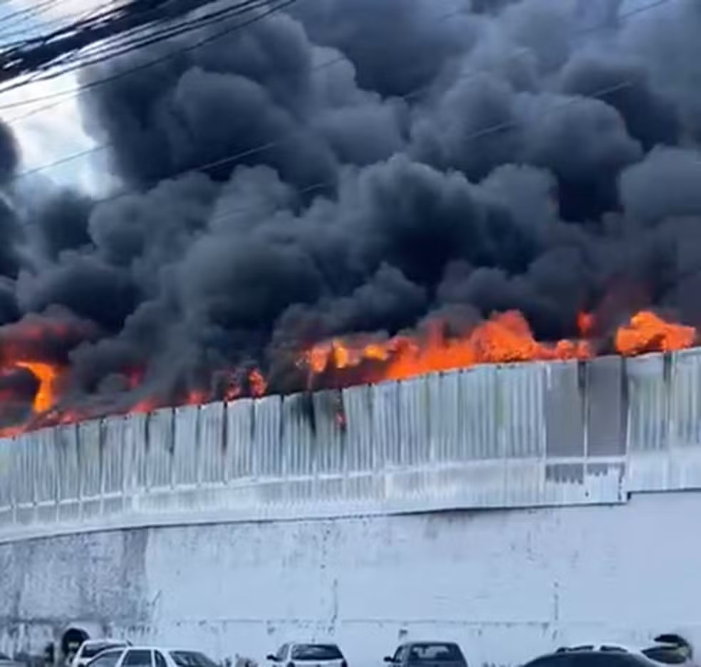 Perícia aponta que incêndio em fábrica de descartáveis começou em sala de bobinas de polietileno