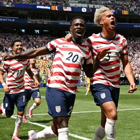 Estados Unidos vencem Austrália por 2 a 0 e avançam ao mata-mata da Copa