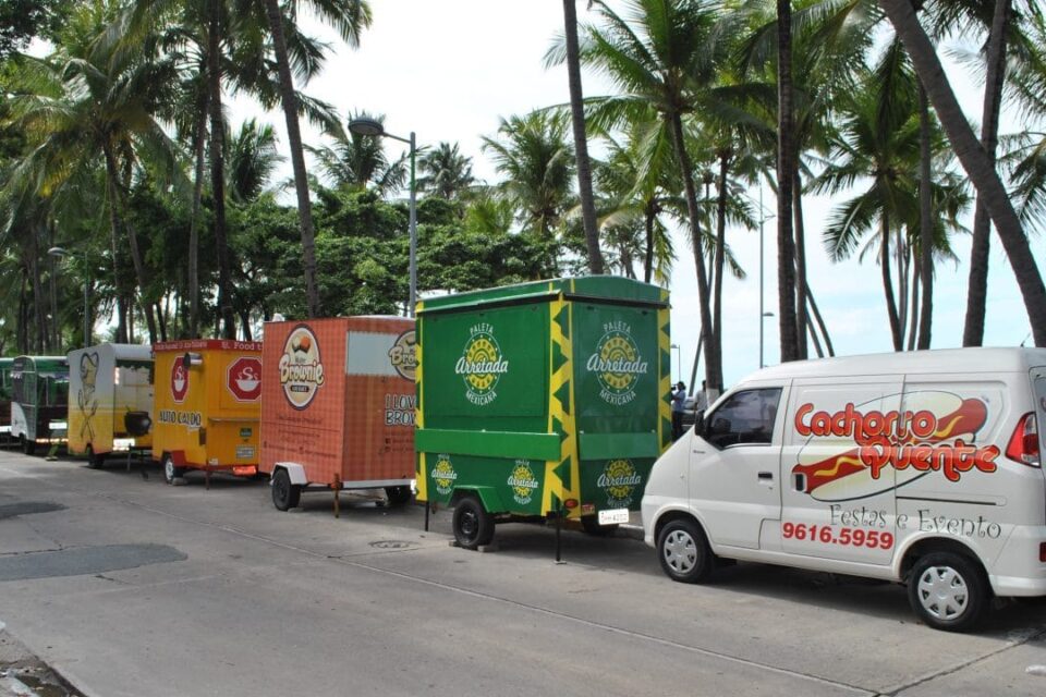Justiça Federal determina retirada de food trucks da orla de Ponta Verde