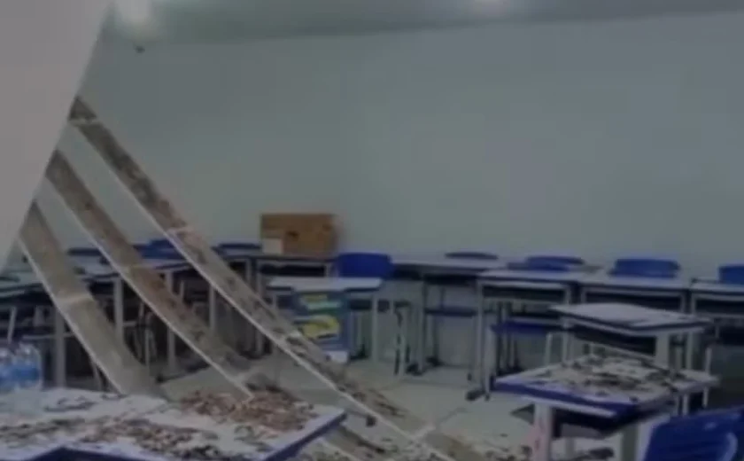 Forro de sala de aula desaba durante votação em Pilar