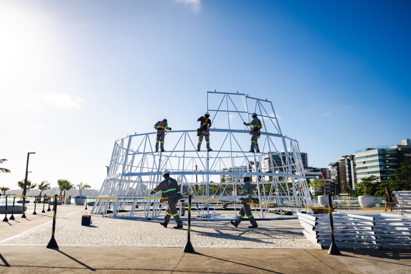Árvore de Natal gigante começa a ser montada na orla da Ponta Verde
