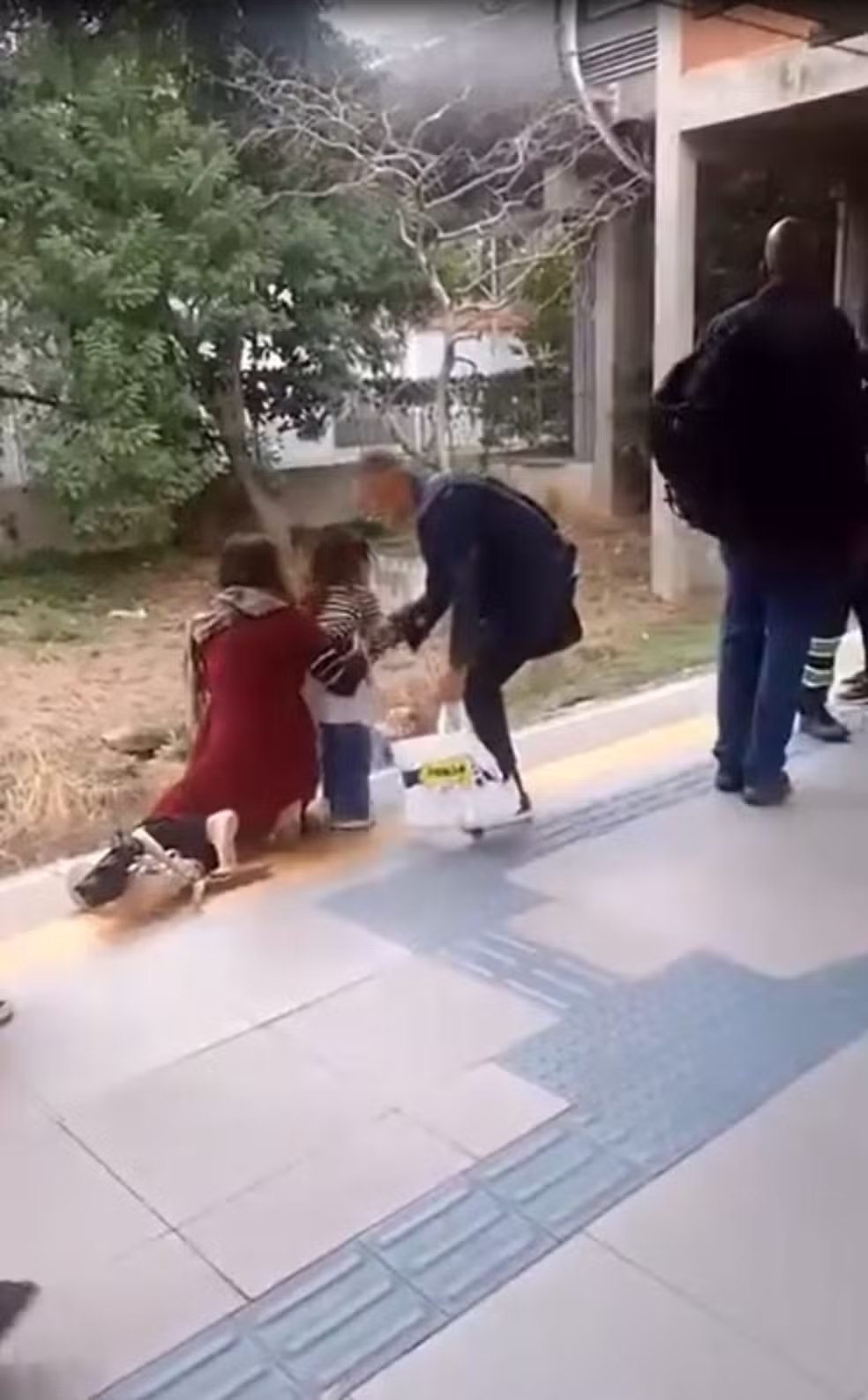 Criança cai no vão entre o trem e a plataforma e é resgatada pelo pai