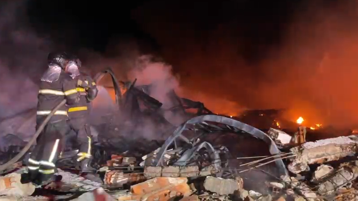 Drone registra destruição após incêndio em fábrica no Distrito Industrial