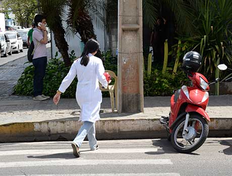 Alagoas proíbe circulação com jalecos fora de hospitais