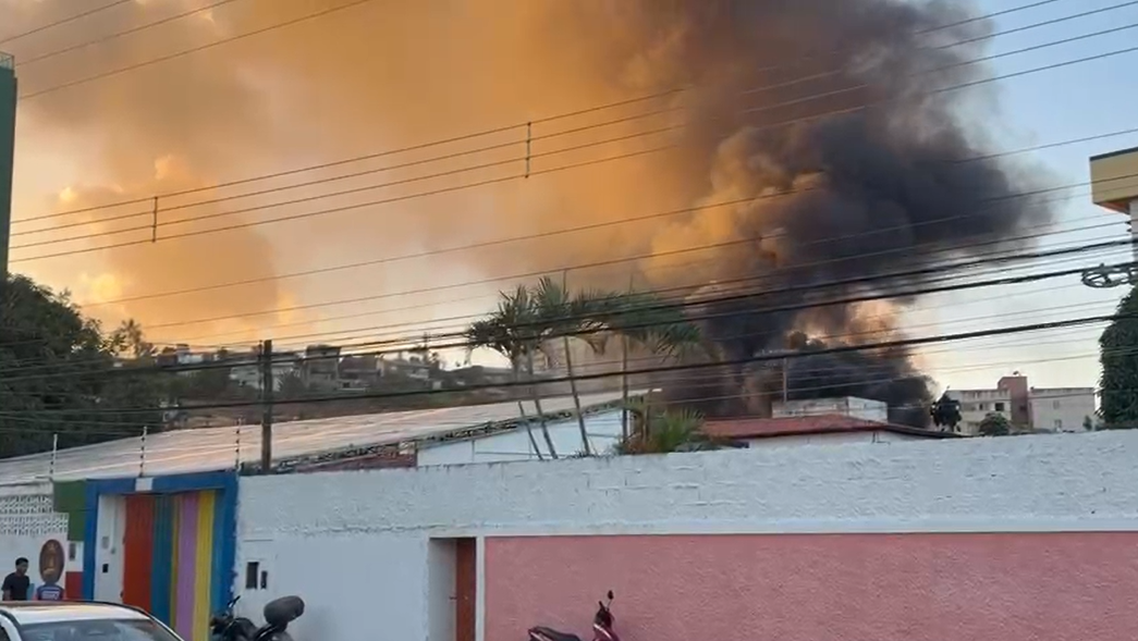 Incêndio atinge galpão abandonado no bairro de Mangabeiras, em Maceió