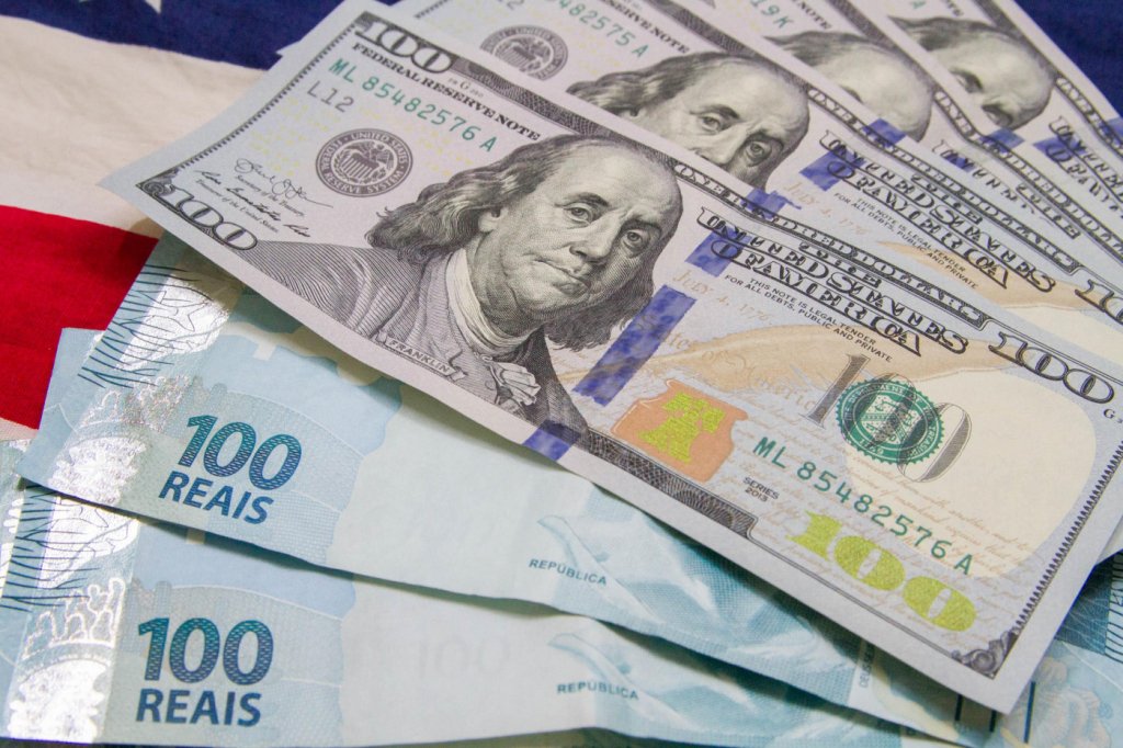 Dólar cai com aprovação da PEC dos Precatórios e alta da inflação; Bolsa sobe