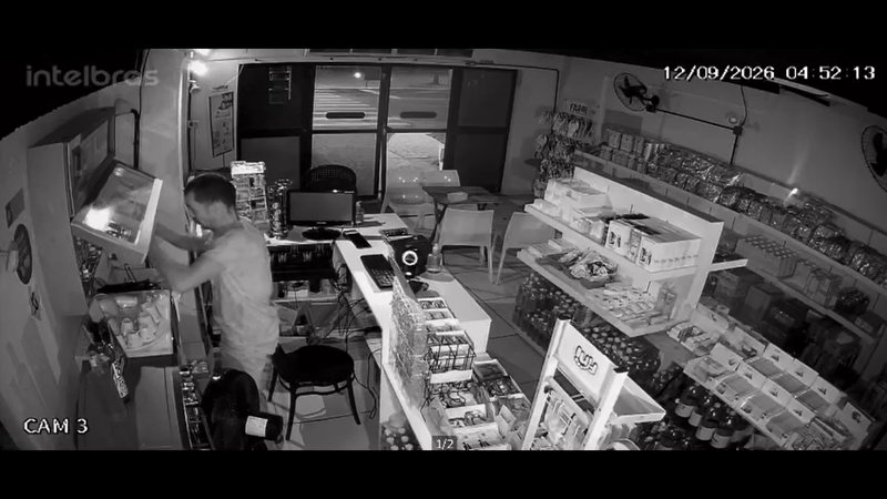 Homem é flagrado ao arrombar conveniência e furtar cigarros na Pajuçara