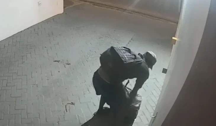 Dupla é flagrada furtando luminárias de estacionamento em Arapiraca