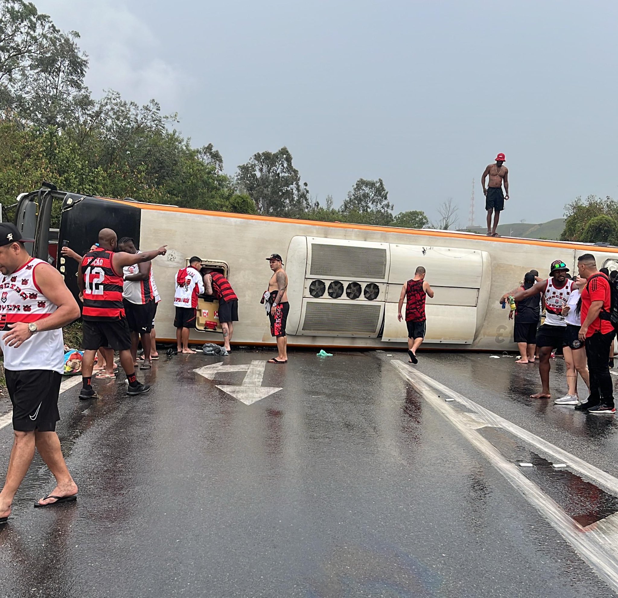 Ônibus com torcedores do Flamengo tomba e deixa feridos no Rio