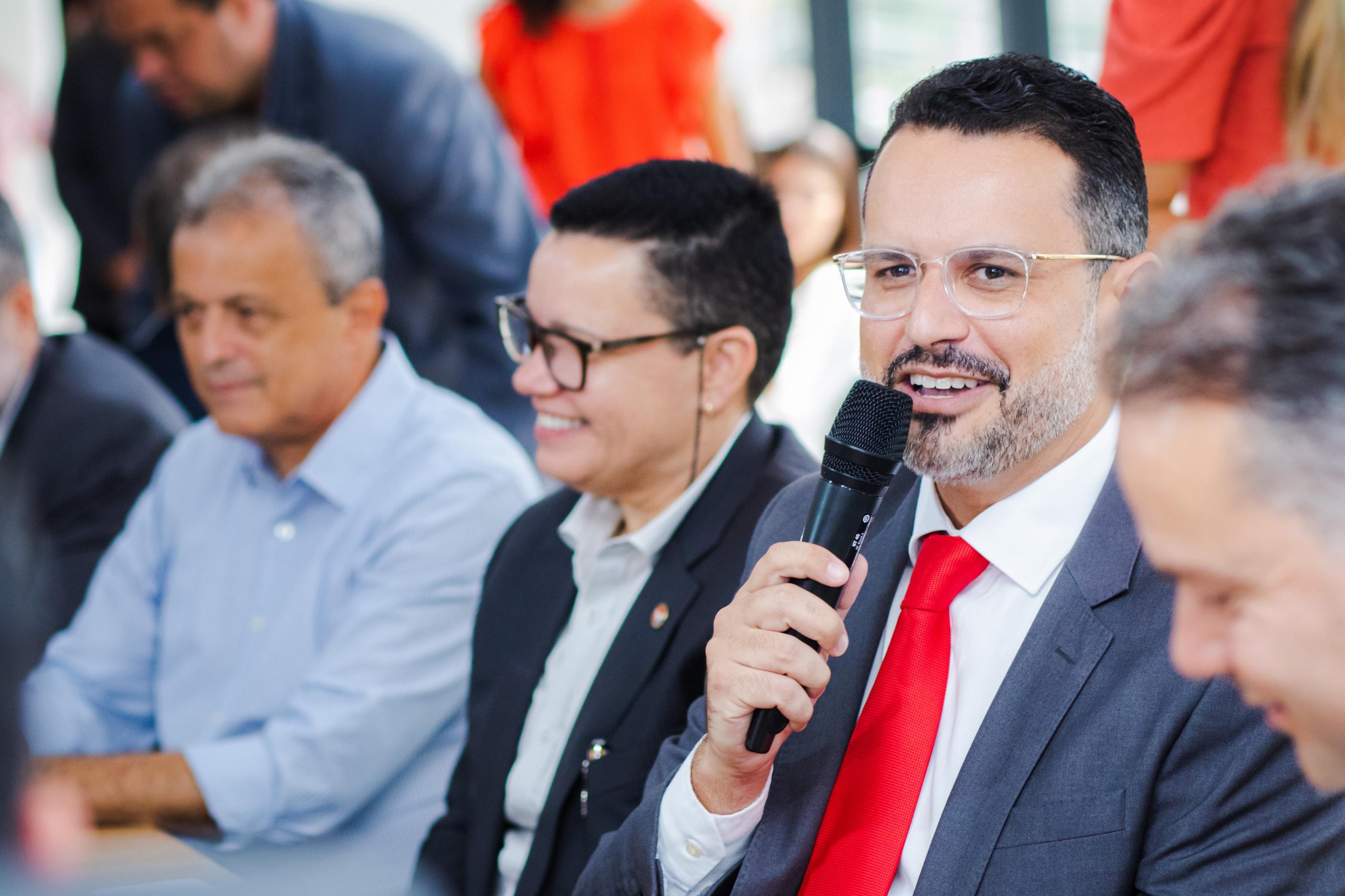 Gabriel Albino assumirá comando da Seplag com ida de Renata Santos para a Sefaz