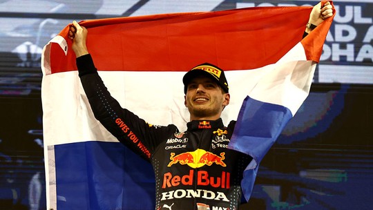 Verstappen ultrapassa Hamilton na última volta em Abu Dhabi e é campeão da F1
