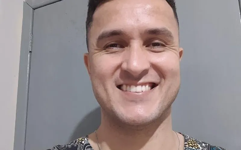 Alagoano lança livro com cordéis abordando temas como homofobia e relações virtuais