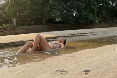 Glória Pires exibe dias de descanso em praias de Alagoas