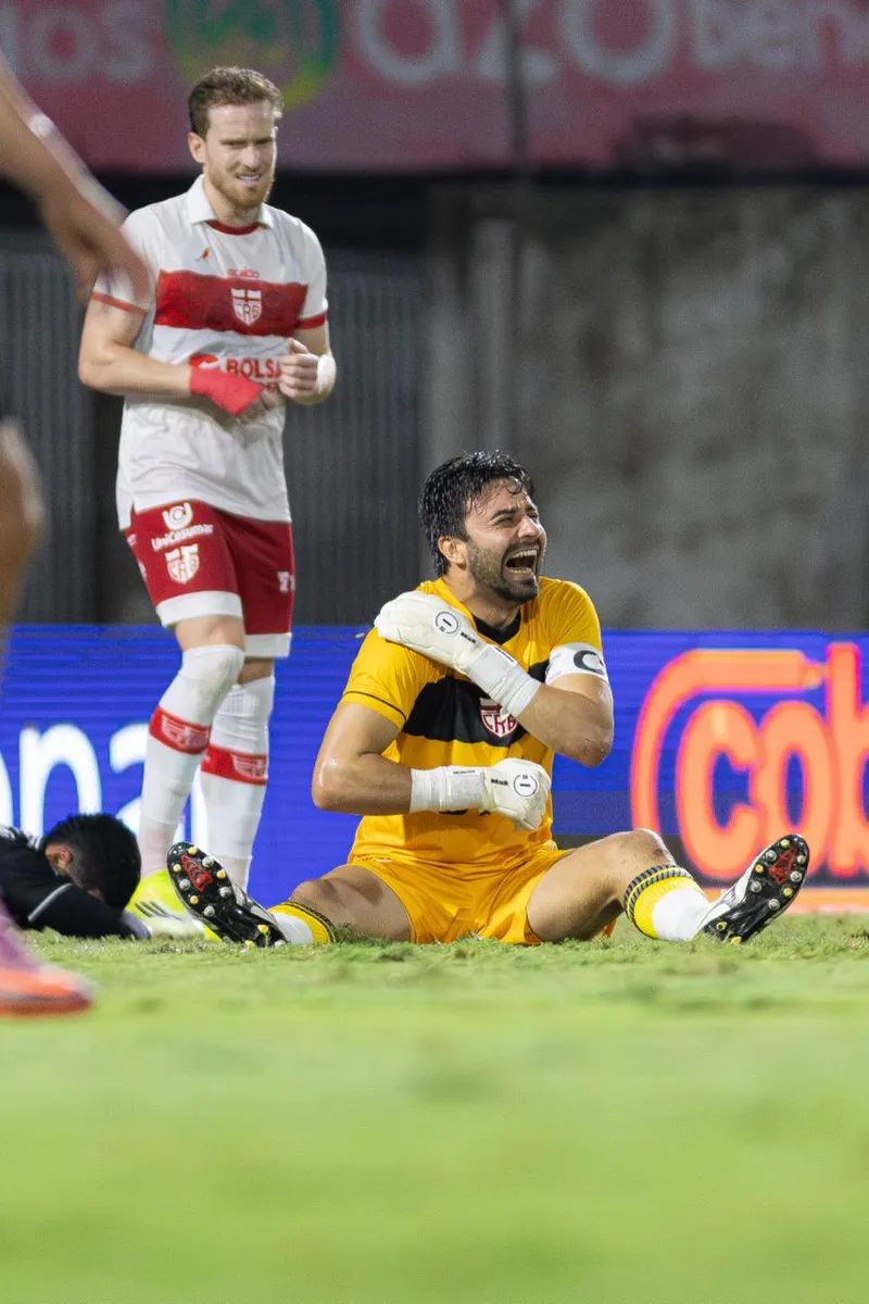 Goleiro Matheus Albino sofre luxação no ombro e passará por cirurgia no CRB