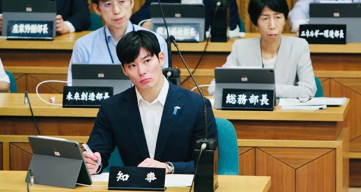 Governador mais jovem do Japão chama atenção na web por aparência
