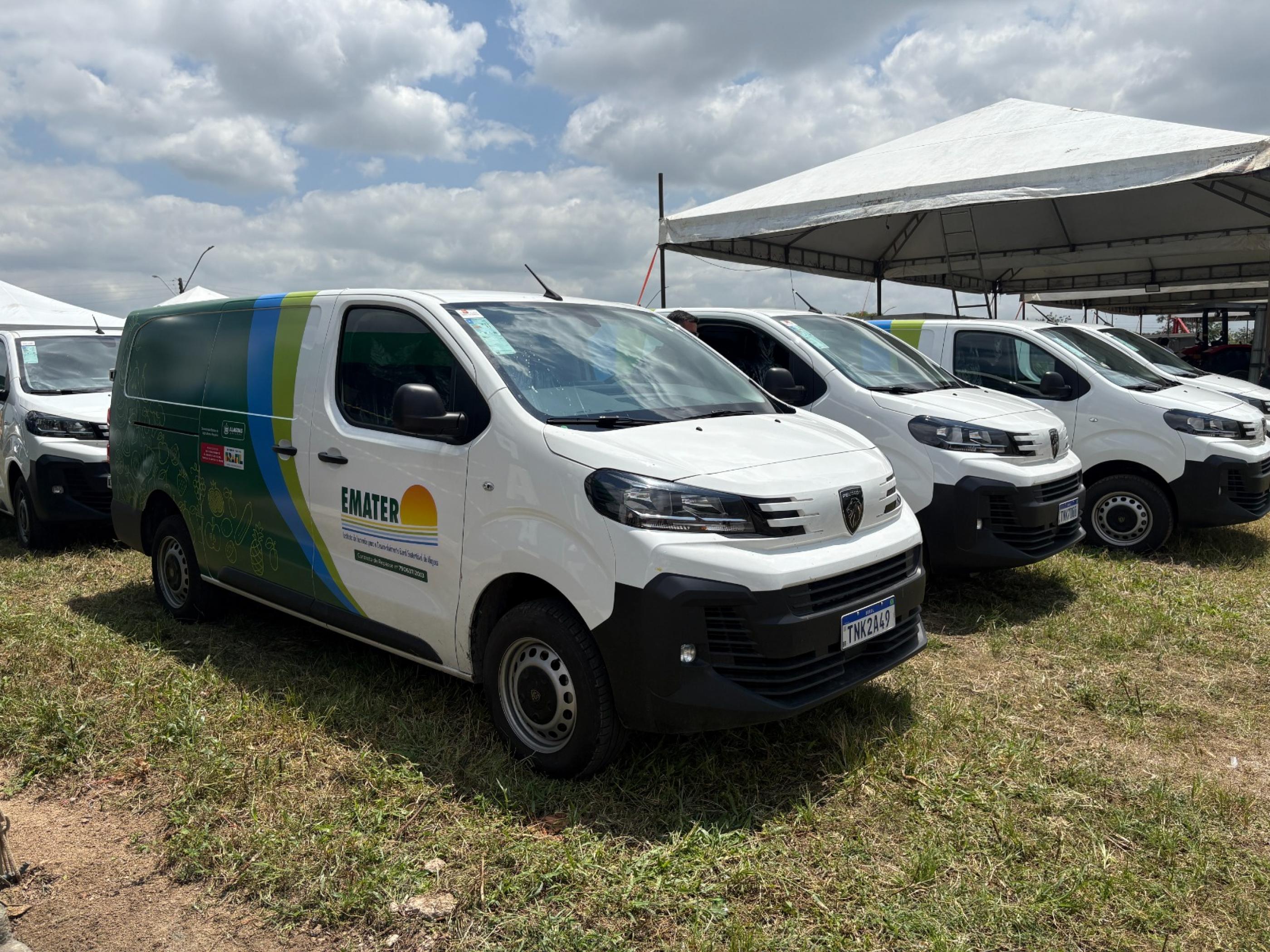 Governador Paulo Dantas entrega furgões para fortalecer a agricultura familiar em Alagoas