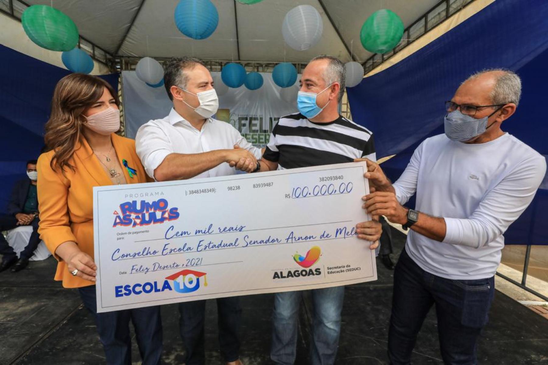 Governo de Alagoas entrega ônibus escolar e verbas para a educação em Feliz Deserto